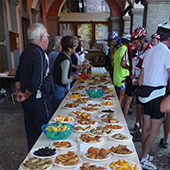 Cette année encore L'Amicale Bollénoise a mis en place un buffet somptueux pour les participants